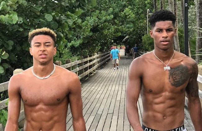 Hai cầu thủ đi du lịch ở vùng tâm dịch COVID-19, MU lo sốt vó