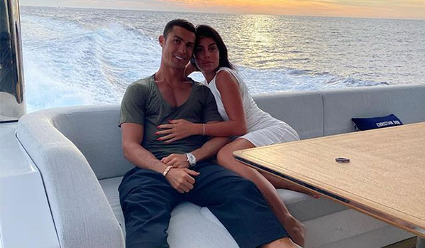 Ronaldo nhắm mắt khóa môi bạn gái ở Tây Ban Nha