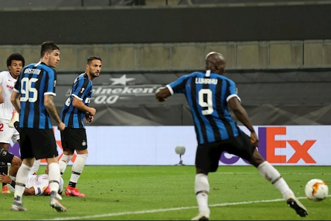 Siêu phẩm đốt đền của Lukaku được so sánh với… Solskjaer