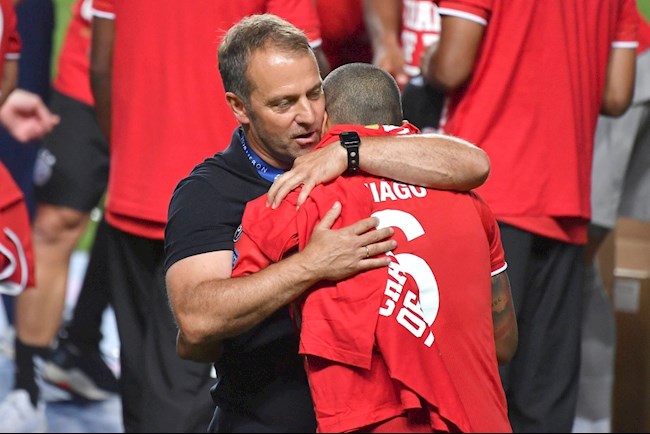 Thiago ôm chầm HLV Hansi Flick trước ngày sang Liverpool