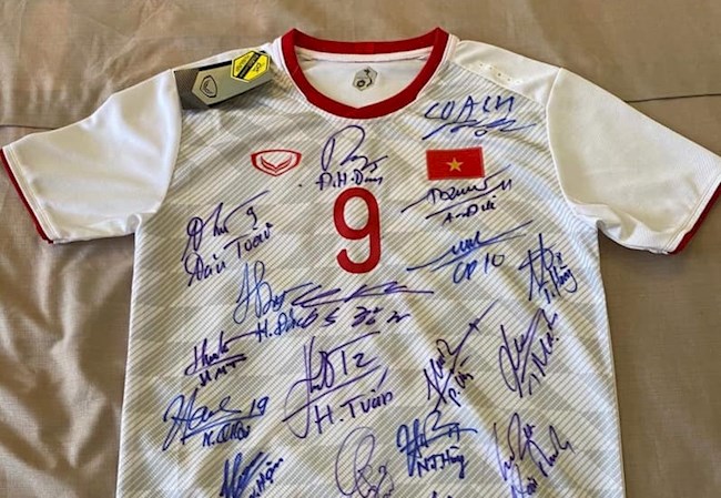 Văn Toàn thu về số tiền không tưởng từ việc bán áo đấu làm từ thiện