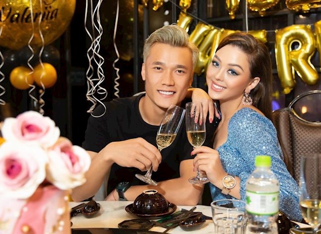 Thủ môn Bùi Tiến Dũng lần đầu lộ ảnh thân mật với chân dài Ukraina