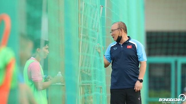 U22 Việt Nam đấu tập, HLV Park Hang Seo trao đổi với Đoàn Văn Hậu qua lớp lưới