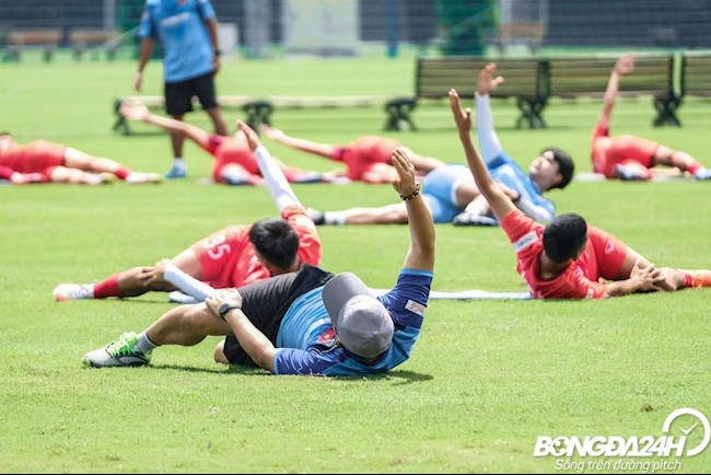 Thầy Park ‘lăn lộn’ trên sân cùng các học trò giữa trời nắng