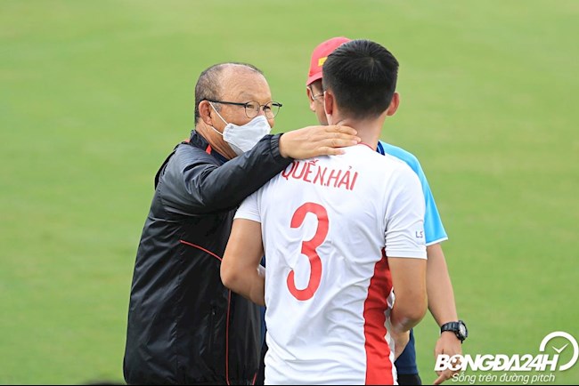 ẢNH: Thầy Park tình thương mến thương với các học trò Viettel