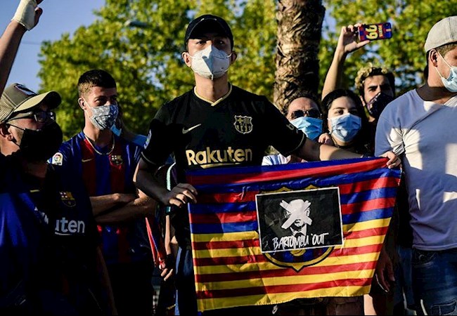  Fan Barca biểu tình tại Camp Nou hình ảnh