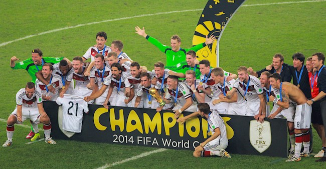 Đội tuyển Đức chụp ảnh cùng chiếc cúp vô địch tại trận chung kết World Cup 2014.
