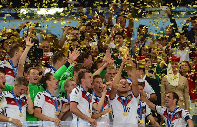 Các cầu thủ Đức nâng cao chiếc cúp vô địch World Cup 2014.