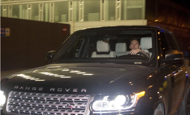 Messi trong mot chiec Range Rover