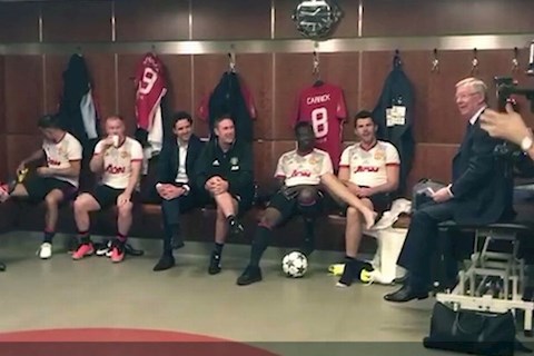 VIDEO: Khoảnh khắc xúc động khi Sir Alex trở lại phòng thay đồ Manchester United