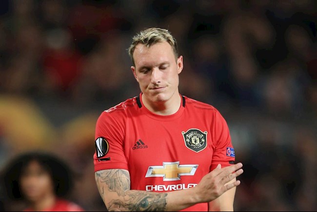 Phil Jones bị MU gạch tên khỏi danh sách đá Europa League