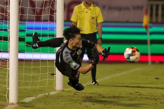 Bùi Tiến Dũng tập bắt penalty, sẵn sàng sắm vai người hùng của TP HCM