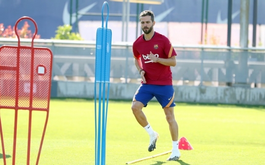 Barca công bố người tiếp quản số áo của tiền vệ Miralem Pjanic  hình ảnh