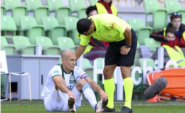 Tiền vệ Arjen Robben dính chấn thương trong ngày trở lại hình ảnh
