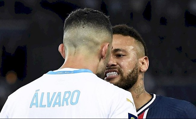Alvaro Gonzalez khien Neymar bi duoi khoi san