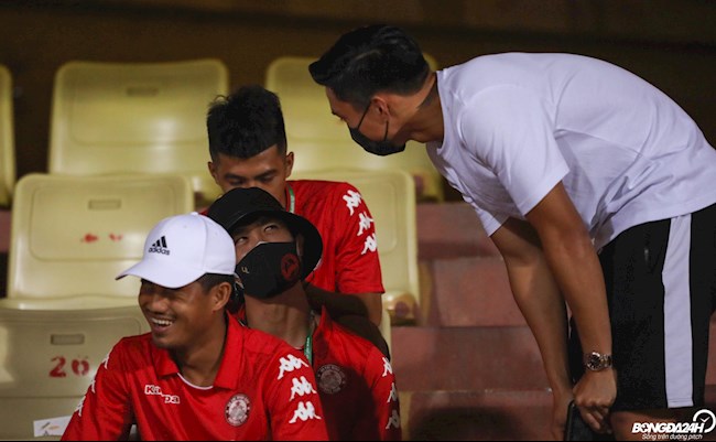 Công Phượng hóa trang như ninja, chém gió cùng Văn Hậu trước giờ bóng lăn