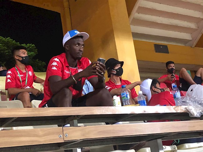 CHÙM ẢNH: Công Phượng thất thần trên khán đài, phản ứng gay gắt với đồng đội