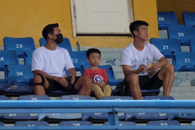 Quý tử nhà Văn Quyết được hai vệ sĩ hộ tống khi tới xem đại chiến Hà Nội - TP.HCM