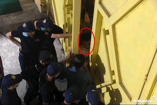 Không có vé, fan cuồng Hà Nội FC vẫn chày cối đòi vào sân xem Quang Hải hủy diệt TP HCM