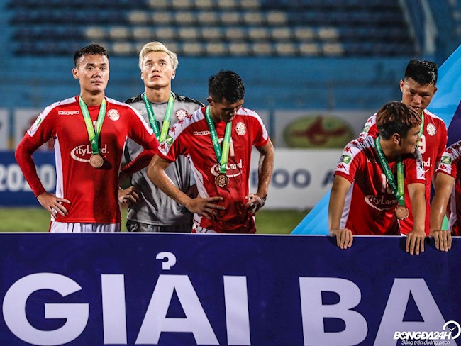 Vào lưới nhặt bóng 5 lần, thủ môn Bùi Tiến Dũng tiếp tục cho thấy sự bất ổn