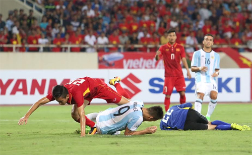 Tân binh TP HCM từng khiến Lautaro Martinez gãy mũi