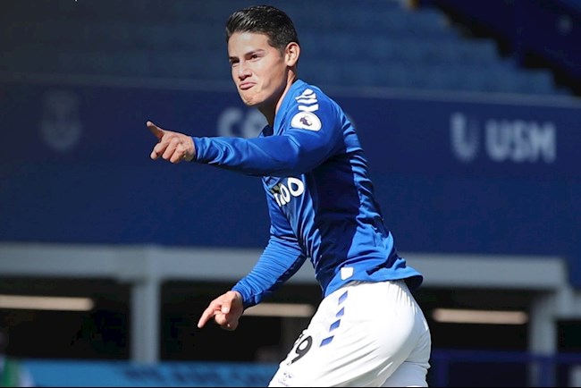 James Rodriguez có bàn đầu tiên, khiến đối phương nhận 2 thẻ đỏ