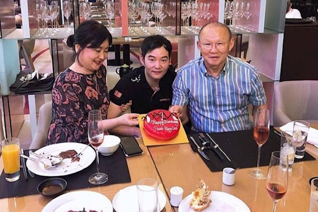 HLV Park Hang Seo nhận món quà sinh nhật sớm của con trai hình ảnh