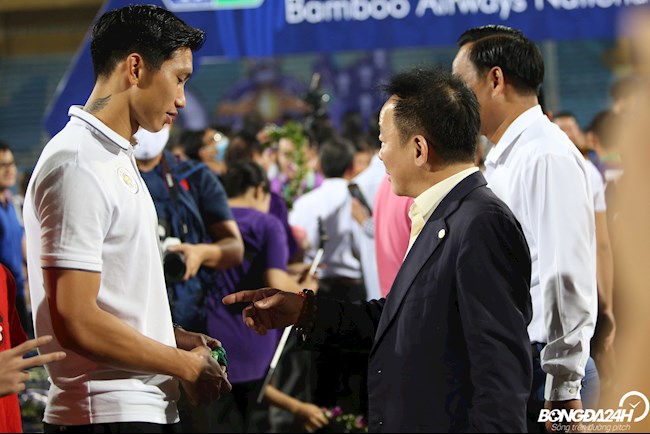 Bầu Hiển trao đổi riêng với Văn Hậu sau khi CLB Hà Nội vô địch Cúp Quốc gia