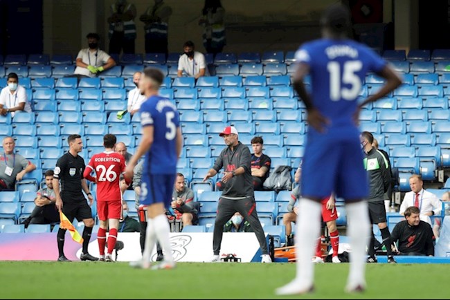 Học trò ăn mừng ... thẻ đỏ của Chelsea, HLV Klopp nổi giận