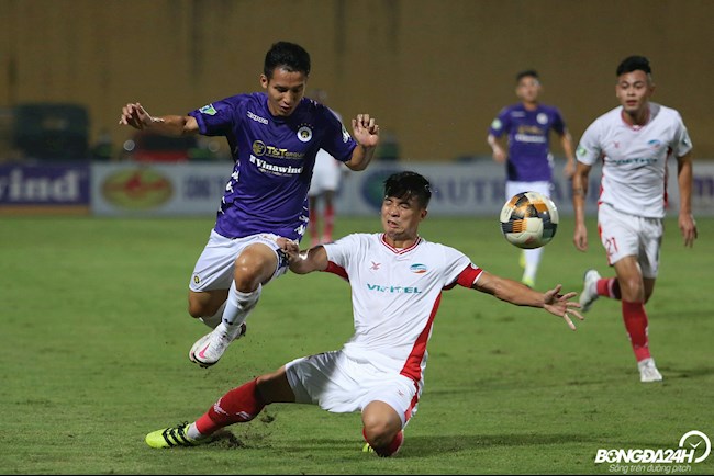 Người không phổi Hùng Dũng đi bóng dũng mãnh qua 2 cầu thủ Viettel