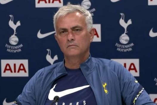 VIDEO: Jose Mourinho giúp một PV thực hiện ước nguyện của người cha quá cố