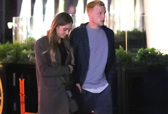 Van de Beek và bạn gái lần đầu tiên làm điều này ở Anh?
