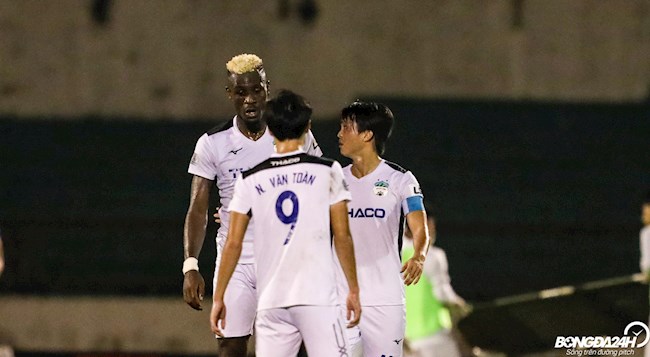 ẢNH: Tuấn Anh nhắc nhở ngoại binh HAGL trong trận thua SLNA