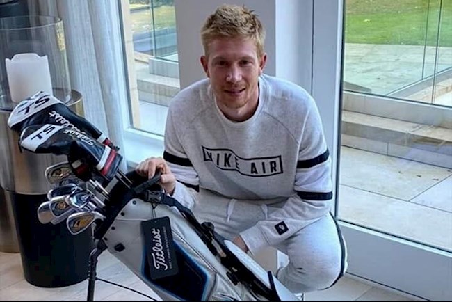 Gạt nỗi buồn thảm bại Leicester, De Bruyne giải sầu trên sân golf