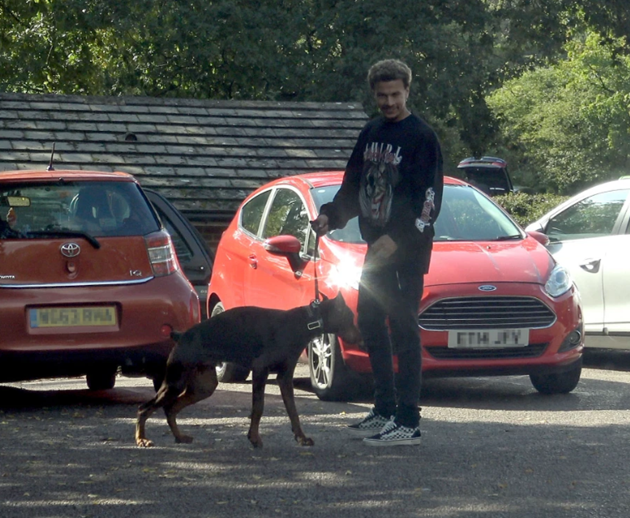 Bị Mourinho ghẻ lạnh, Dele Alli về vui cùng thú cưng