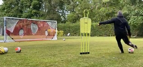 Ở tuổi 47, khả năng dứt điểm của Solskjaer vẫn khiến NHM trầm trồ