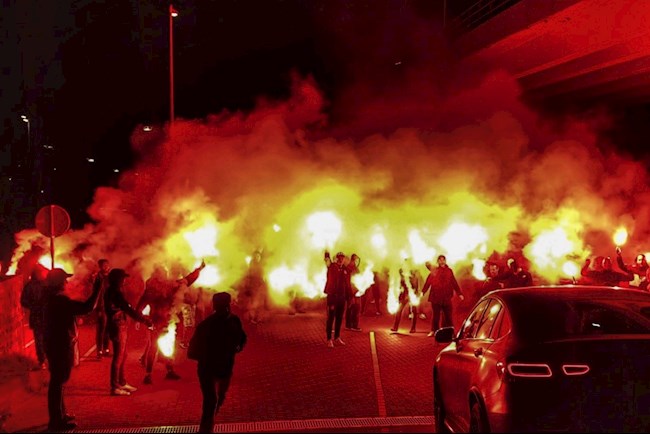 Fan Ajax tiễn Van de Beek sang MU bằng pháo sáng hình ảnh