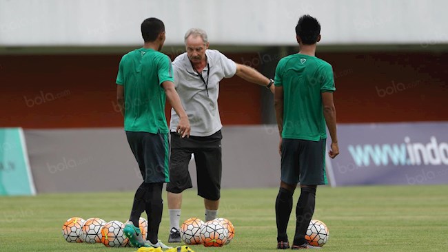 Alfred Riedl. Anh: Bola.