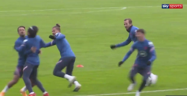 Không thể nhịn cười với tình huống quân mình đánh quân ta của 2 sao tuyển Anh