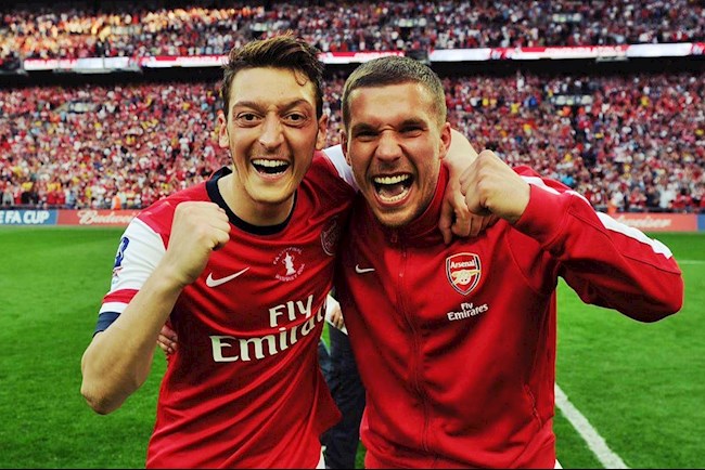 Lukas Podolski: “Không một ai chiến thắng nếu Ozil cứ ngồi dự bị. Cậu ấy không phải kẻ xấu!"