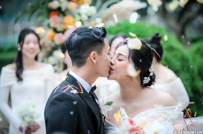 ẢNH: Trung vệ Bùi Tiến Dũng có hành động ngọt ngào trong lễ cưới tại Hà Nội