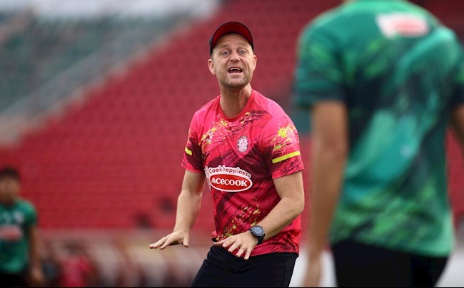 HLV Mano Polking trở về Việt Nam sau khi rời ghế nóng ĐT Thái Lan