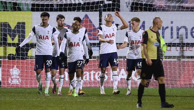 Carlos Vinicius (số 45) lập hattrick trong hiệp 1