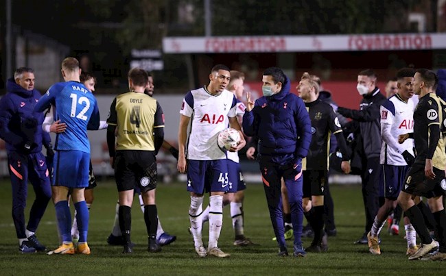 Tottenham tặng áo cho CLB Marine sau trận cầu lịch sử hình ảnh