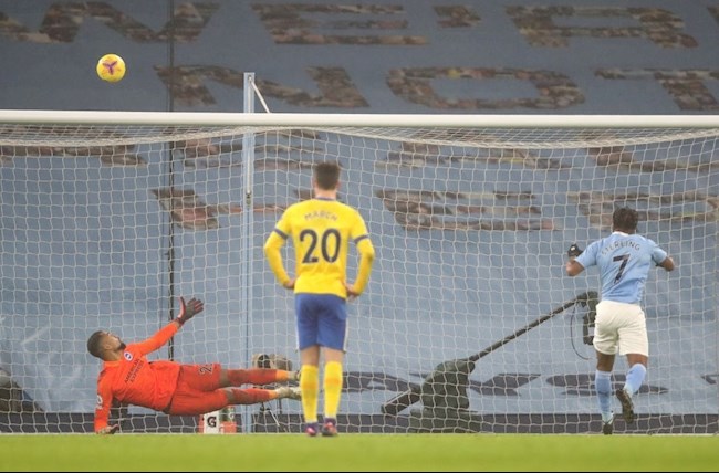 Cuối trận, Sterling sút lên trời từ chấm 11m Cuối trận, Sterling sút lên trời từ chấm 11m