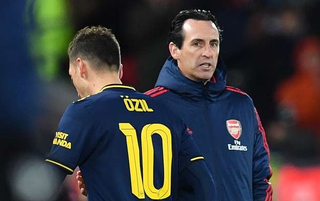 Emery thừa nhận sự bất lực khi cố gắng hồi sinh Ozil hình ảnh