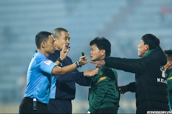 HLV Nguyễn Văn Sỹ bức xúc với pha chơi xấu của cầu thủ Hà Nội hình ảnh 2