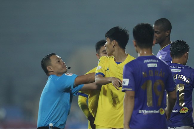 HLV Nguyễn Văn Sỹ bức xúc với pha chơi xấu của cầu thủ Hà Nội