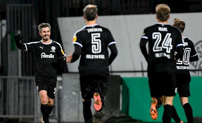 Sao hạng 2 Đức kể lại chuyện đối đầu với “bức tường” Bayern Munich