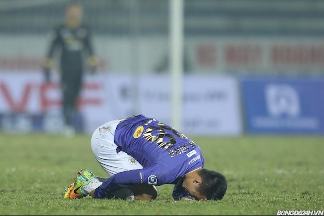 Đinh Văn Trường bị treo giò 2 trận sau pha triệt hạ Đỗ Hùng Dũng hình ảnh